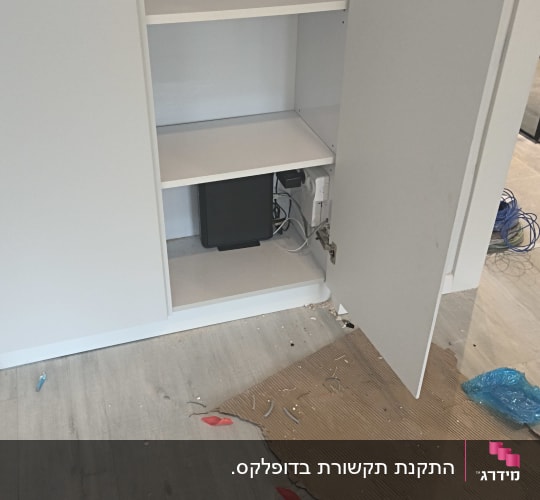 התקנת ציוד תקשורת ונתב בתוך ארון תקשורת ביתי